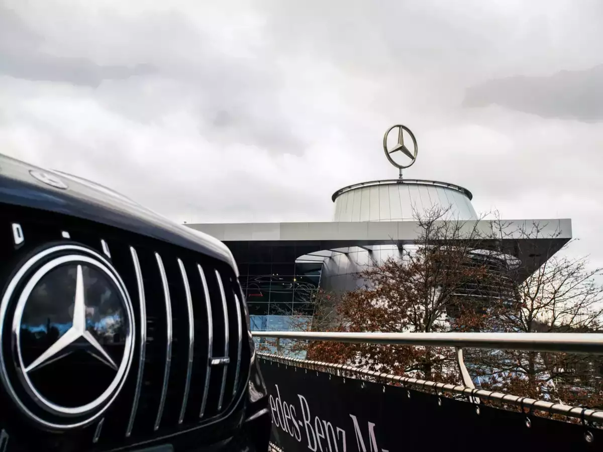 Mercedes-Benz Q3 EBIT daalt jaar-op-jaar met 48%, plannen om kosten te besparen