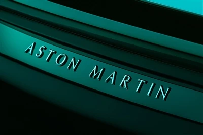 Aston Martin stelt de lancering van zijn eerste volledig-elektrische auto opn...